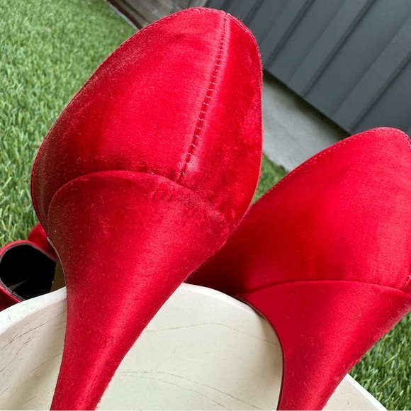 Vintage 1960s John Jerro Red Satin Rosette Heels - Picture 4 of 7